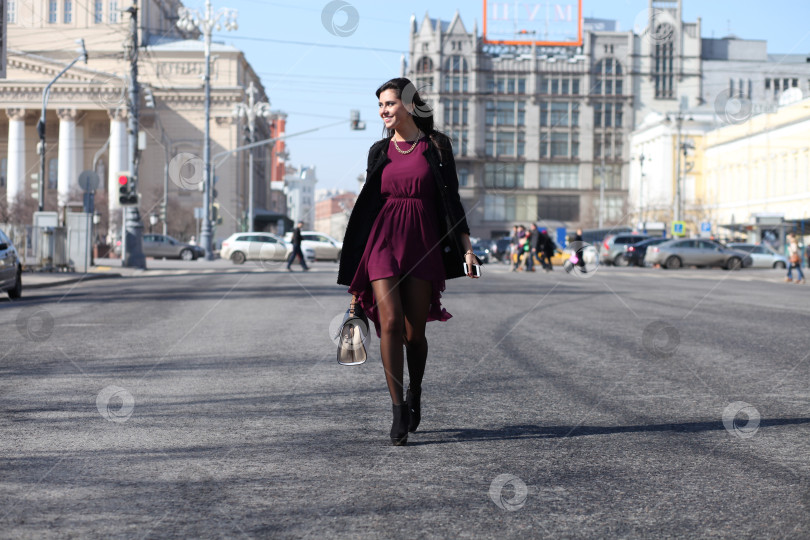 Скачать Идущая женщина по осенней московской улице фотосток Ozero