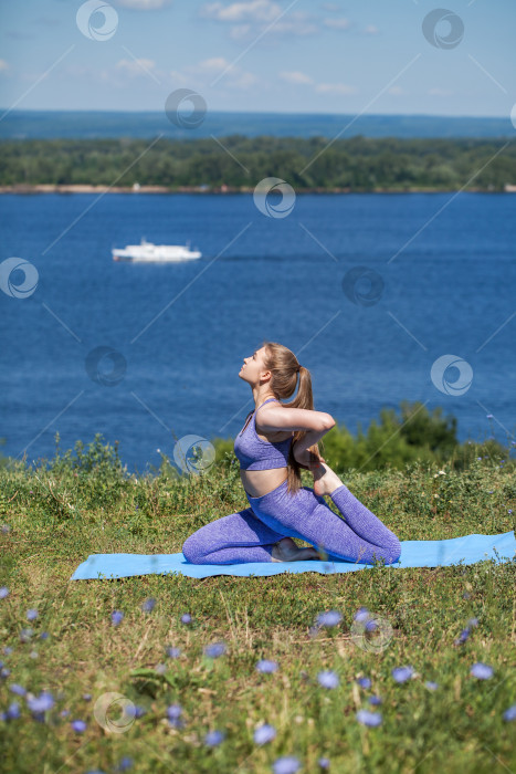 Скачать Фитнес-упражнения. Спортивная женщина занимается гимнастикой  фотосток Ozero