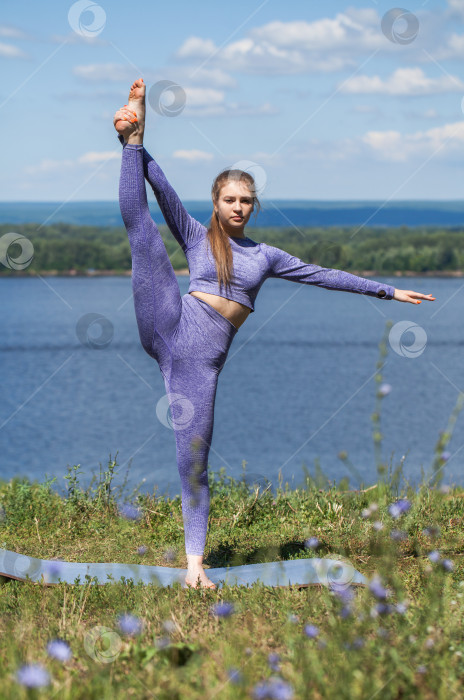 Скачать Фитнес-упражнения. Спортивная женщина занимается гимнастикой  фотосток Ozero