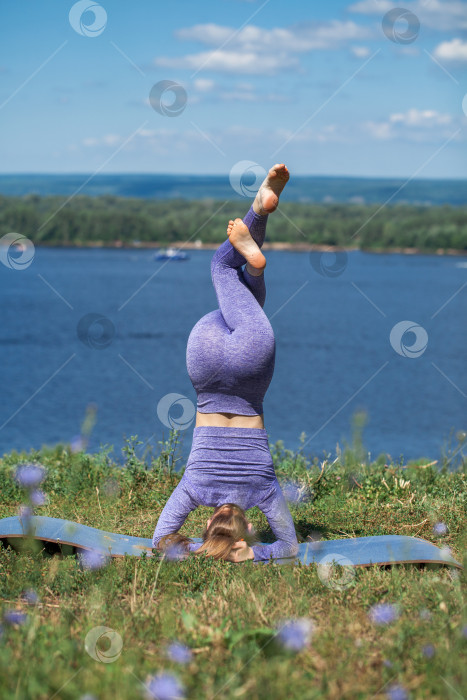 Скачать Фитнес-упражнения. Спортивная женщина занимается гимнастикой  фотосток Ozero