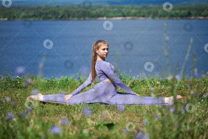 Скачать Фитнес-упражнения. Спортивная женщина занимается гимнастикой  фотосток Ozero