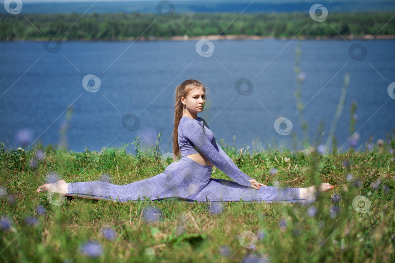 Скачать Фитнес-упражнения. Спортивная женщина занимается гимнастикой  фотосток Ozero