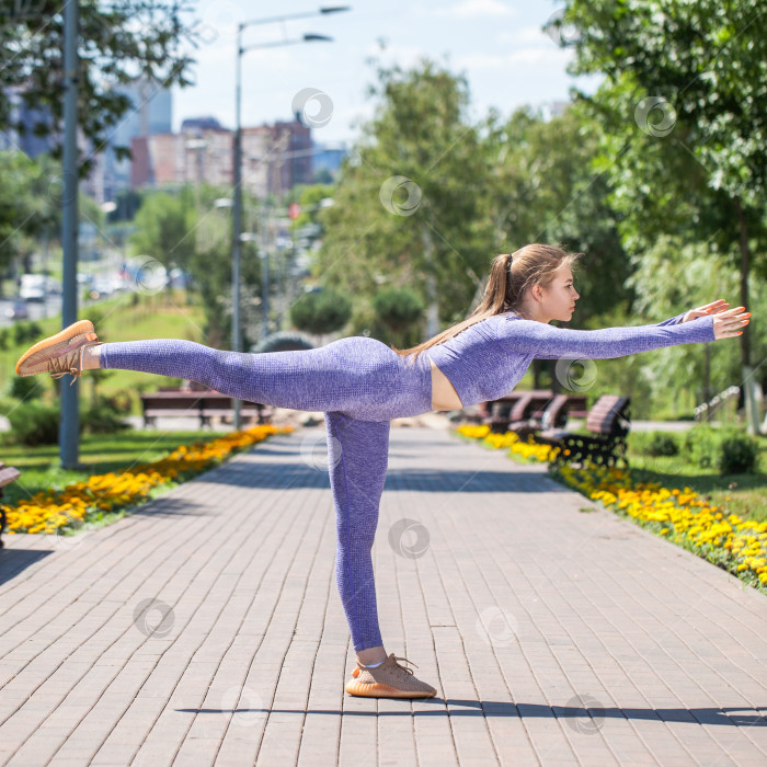 Скачать Фитнес-упражнения. Спортивная женщина занимается гимнастикой  фотосток Ozero