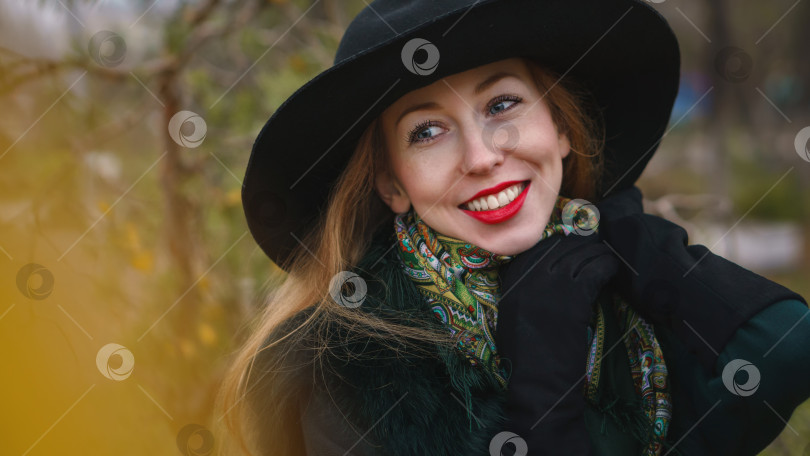 Скачать Рыжеволосая девушка в осеннем парке фотосток Ozero