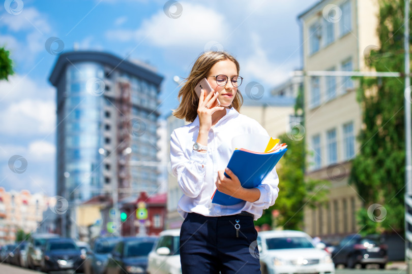 Скачать Портрет молодой красивой деловой женщины в очках фотосток Ozero