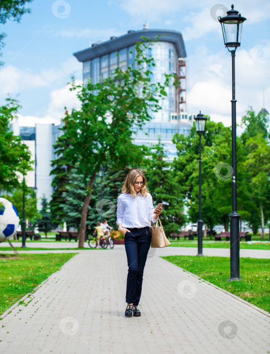 Скачать Портрет молодой красивой деловой женщины в очках фотосток Ozero