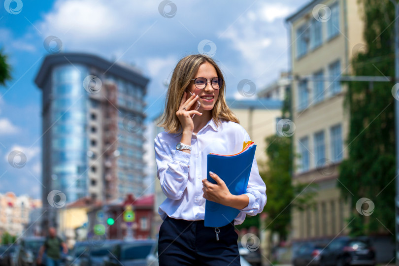 Скачать Портрет молодой красивой деловой женщины в очках фотосток Ozero