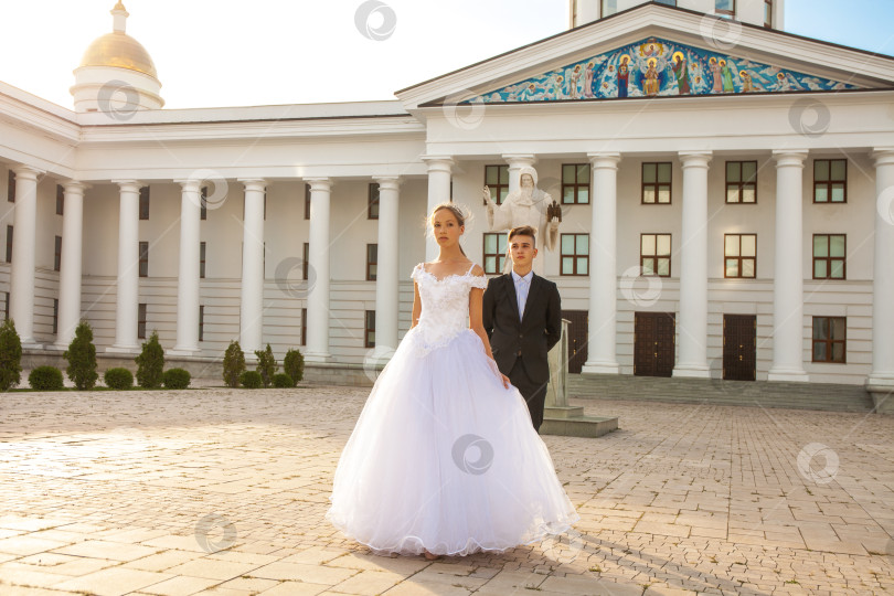 Скачать Портрет молодой женщины в белом бальном платье фотосток Ozero