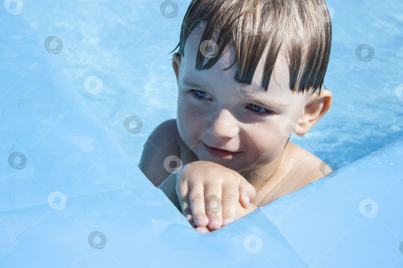 Скачать открытый бассейн счастливый мальчик европейской внешности в плавательных очках фотосток Ozero