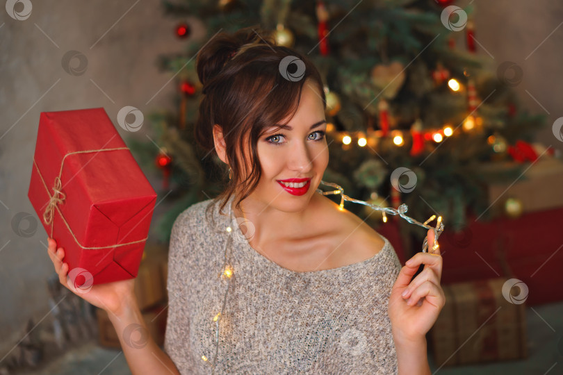 Скачать Девушка и рождественский подарок фотосток Ozero