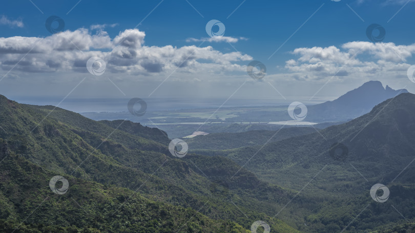 Скачать Панорамный горный пейзаж. фотосток Ozero