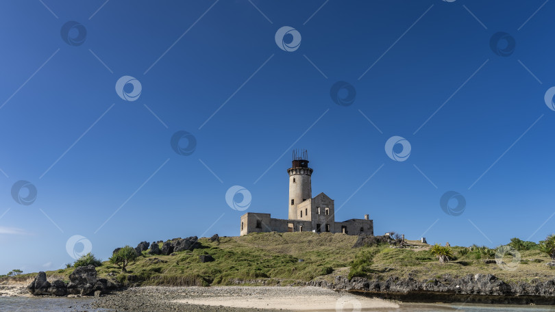 Скачать Старый маяк на тропическом острове. фотосток Ozero