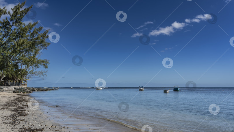 Скачать Лодки стоят на якоре в спокойном океане. фотосток Ozero