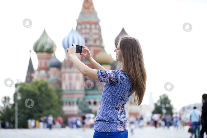 Скачать Молодая женщина фотографировала достопримечательности Москвы фотосток Ozero