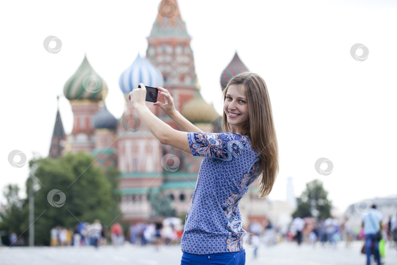 Скачать Молодая женщина фотографировала достопримечательности Москвы фотосток Ozero