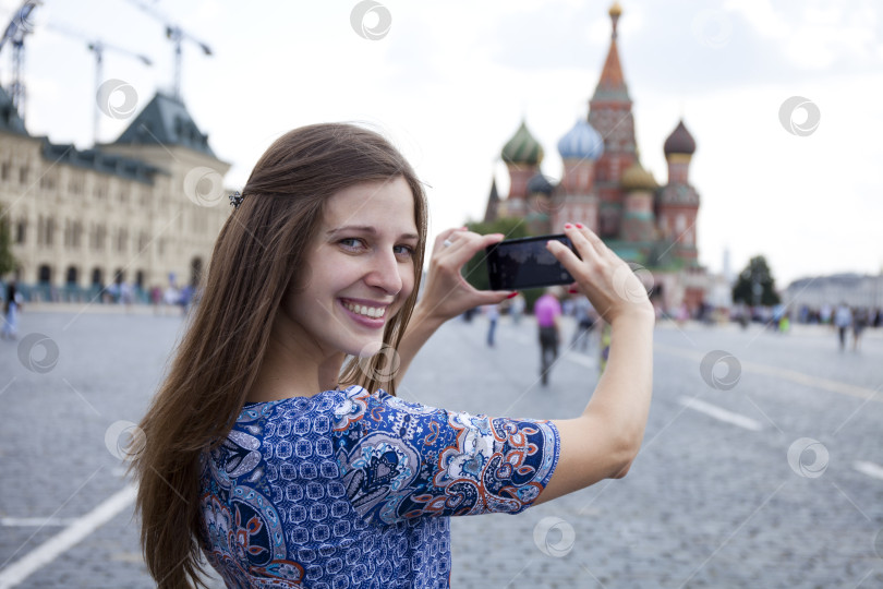 Скачать Молодая женщина фотографировала достопримечательности Москвы фотосток Ozero