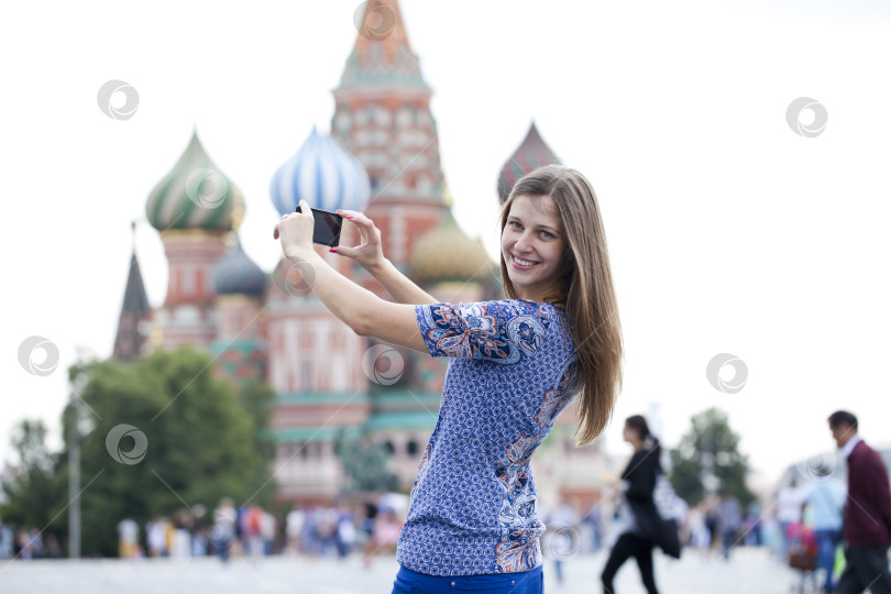 Скачать Молодая женщина фотографировала достопримечательности Москвы фотосток Ozero