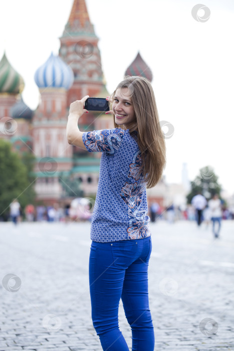 Скачать Молодая женщина фотографировала достопримечательности Москвы фотосток Ozero