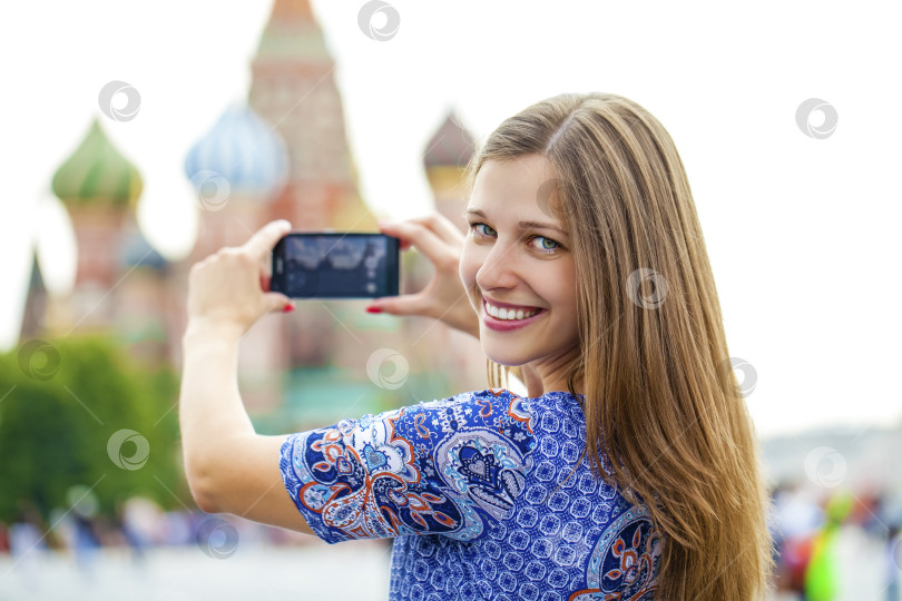 Скачать Молодая женщина фотографировала достопримечательности Москвы фотосток Ozero