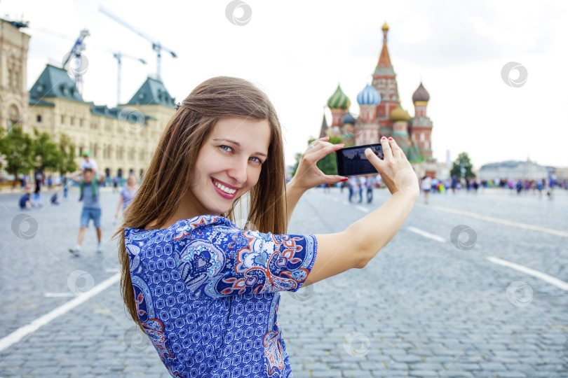 Скачать Молодая женщина фотографировала достопримечательности Москвы фотосток Ozero