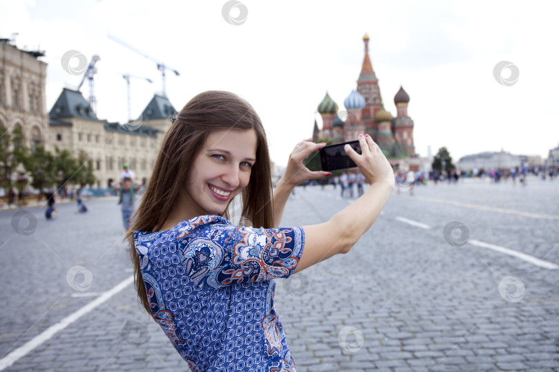 Скачать Молодая женщина фотографировала достопримечательности Москвы фотосток Ozero