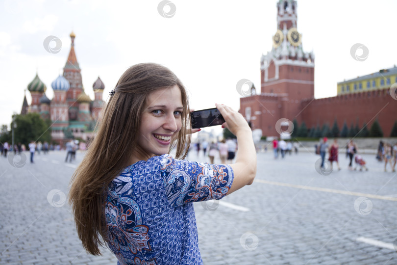 Скачать Молодая женщина фотографировала достопримечательности Москвы фотосток Ozero