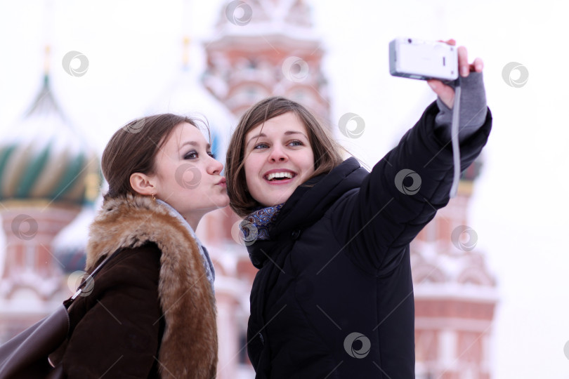 Скачать Две девушки-туристки фотографируются в Москве фотосток Ozero