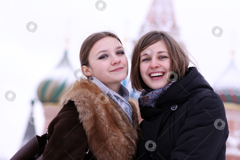 Скачать Две девушки-туристки сфотографировались в Москве (Россия) фотосток Ozero