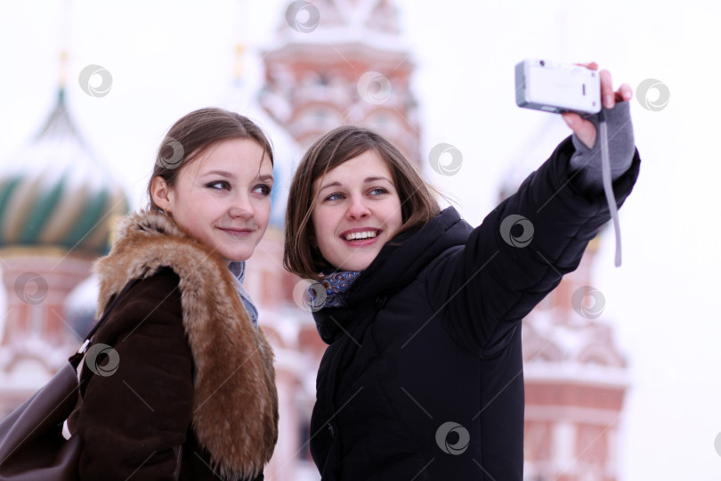 Скачать Две девушки-туристки фотографируются в Москве фотосток Ozero