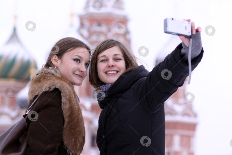 Скачать Две девушки-туристки фотографируются в Москве фотосток Ozero