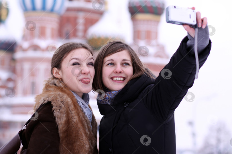 Скачать Две девушки-туристки фотографируются в Москве фотосток Ozero