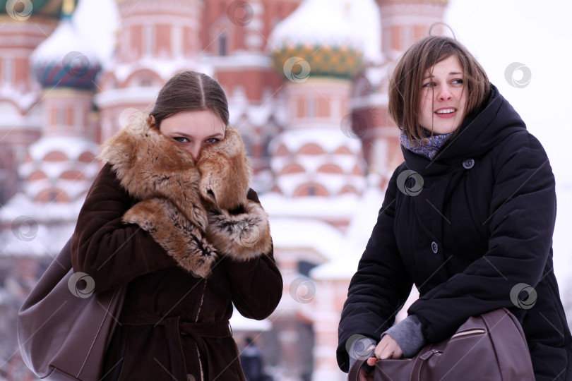 Скачать Две девушки-туристки фотографируются в Москве фотосток Ozero