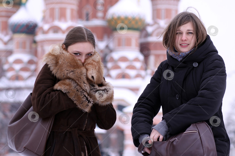 Скачать Две девушки-туристки фотографируются в Москве фотосток Ozero