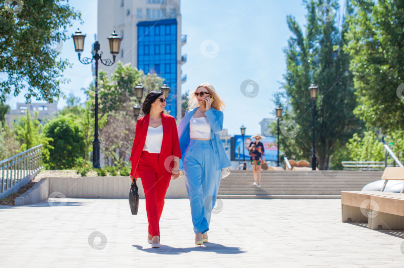 Скачать Две женщины позируют на фоне бизнес-центра фотосток Ozero