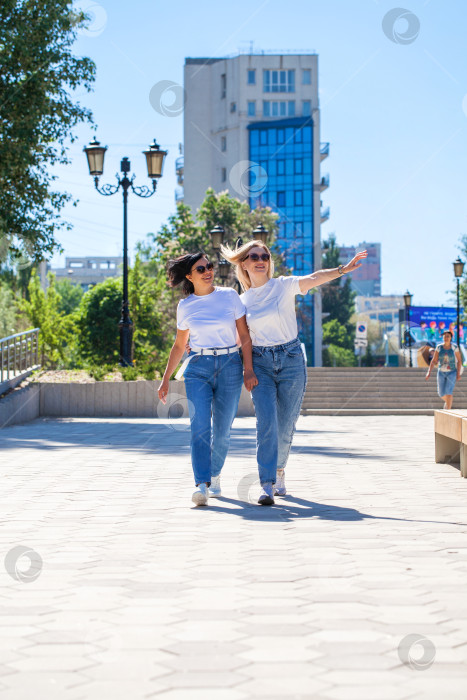 Скачать Две женщины позируют на фоне бизнес-центра фотосток Ozero