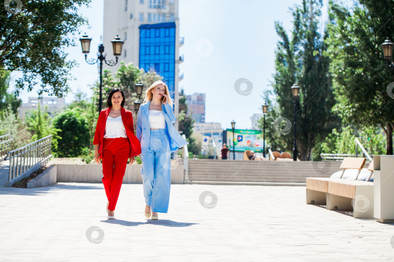 Скачать Две женщины позируют на фоне бизнес-центра фотосток Ozero