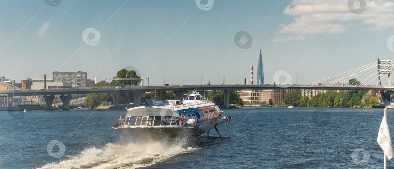 Скачать Россия, Санкт-Петербург, 24.07.2024 : река Нева и прогулочный катер в Санкт-Петербурге фотосток Ozero