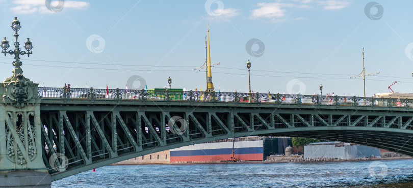 Скачать Россия, Санкт-Петербург, 24.07.2024 : Река Нева и Троицкий мост в Санкт-Петербурге фотосток Ozero