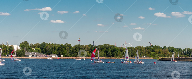 Скачать Россия, Санкт-Петербург, 24/07/2024: парусная регата и спортивные яхты на Неве в Санкт-Петербурге фотосток Ozero