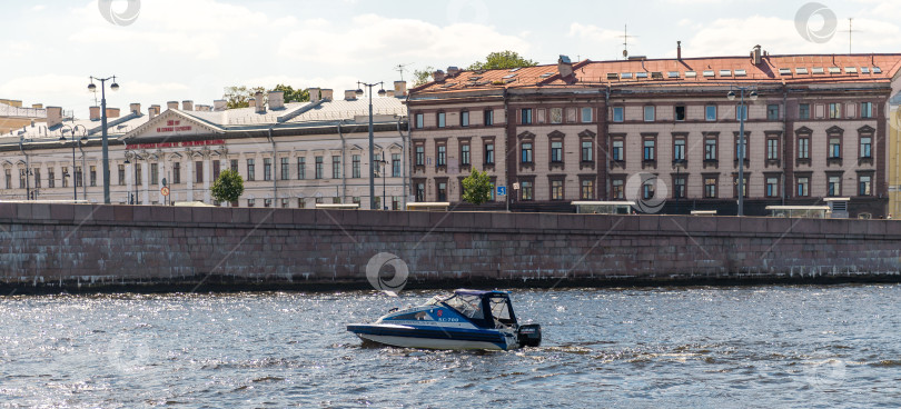 Скачать Россия, Санкт-Петербург, 24.07.2024 : река Нева и прогулочный катер в Санкт-Петербурге фотосток Ozero