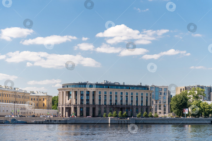 Скачать Россия, Санкт-Петербург, 24.07.2024 : Вид на дома на набережной реки Невы в Санкт-Петербурге фотосток Ozero