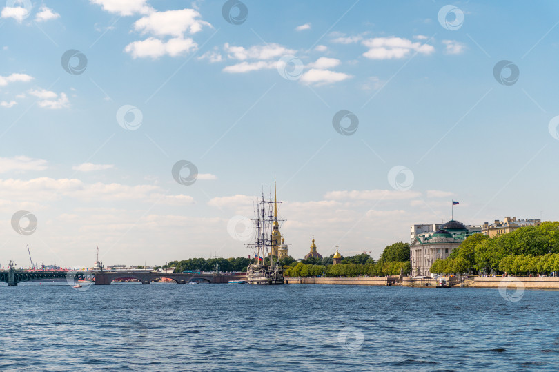 Скачать Россия, Санкт-Петербург, 24.07.2024 : Вид с Невы в Санкт-Петербурге на берег и мост фотосток Ozero