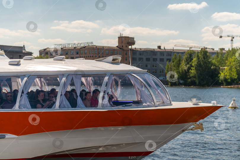 Скачать Россия, Санкт-Петербург, 24.07.2024 : река Нева и прогулочный катер в Санкт-Петербурге фотосток Ozero