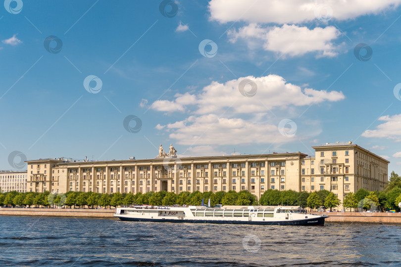 Скачать Россия, Санкт-Петербург, 24.07.2024 : Вид на набережную Невы и прогулочный катер фотосток Ozero