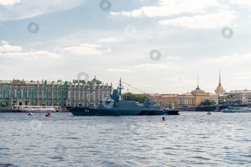 Скачать Россия, Санкт-Петербург, 24.07.2024 : Военно-морской корабль, украшенный для участия в параде, стоит в акватории Невы фотосток Ozero