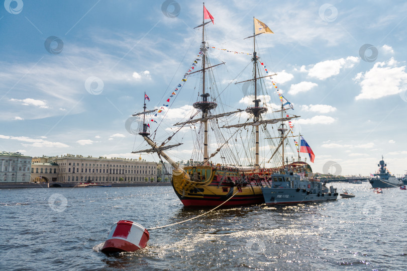 Скачать Россия, Санкт-Петербург, 24.07.2024 : Старинный парусник, украшенный для участия в параде в акватории Невы фотосток Ozero