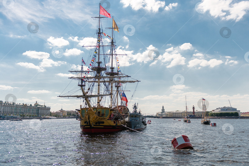 Скачать Россия, Санкт-Петербург, 24.07.2024 : Старинный парусник, украшенный для участия в параде в акватории Невы фотосток Ozero