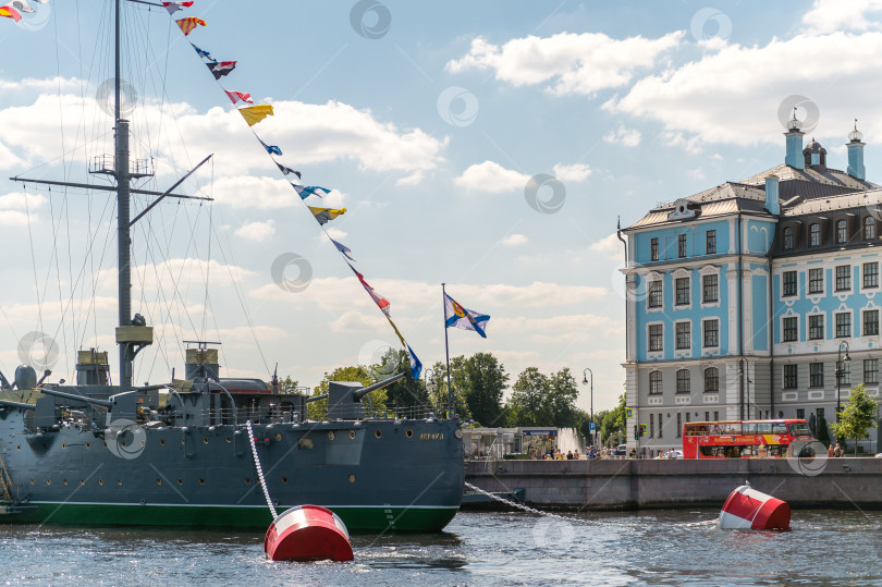 Скачать Россия, Санкт-Петербург, 24.07.2024: Легендарный крейсер "Аврора" украшен флагами в честь Дня Военно-морского флота фотосток Ozero