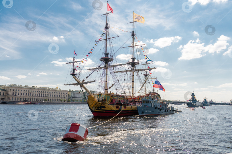 Скачать Россия, Санкт-Петербург, 24.07.2024 : Старинный парусник, украшенный для участия в параде в акватории Невы фотосток Ozero