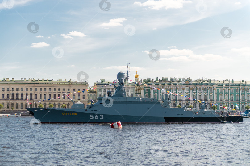 Скачать Россия, Санкт-Петербург, 24.07.2024 : Военно-морской корабль, украшенный для участия в параде, стоит в акватории Невы фотосток Ozero